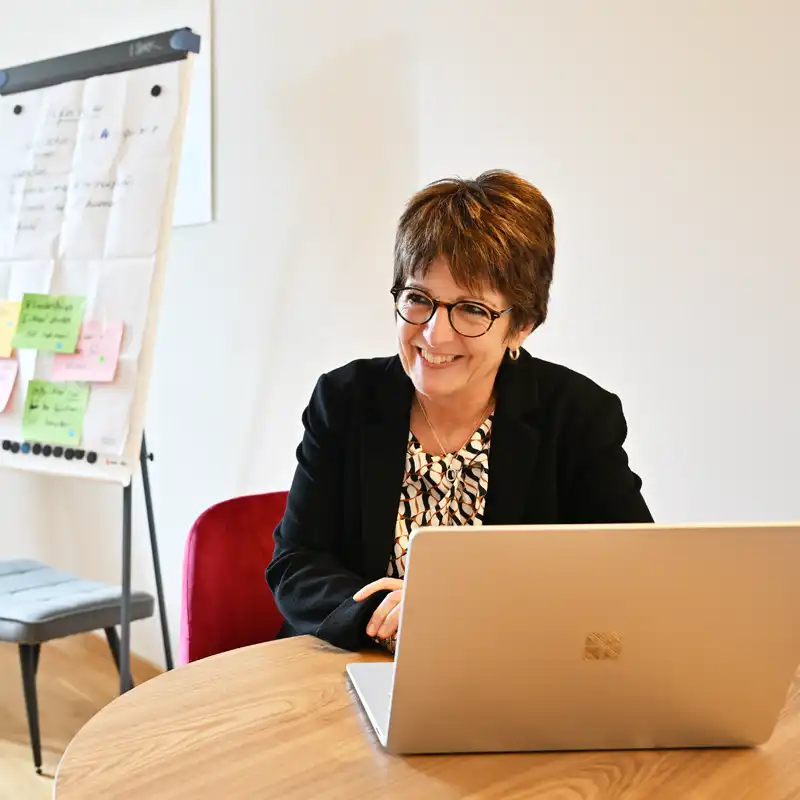 Yvonne Bogenstätter in einem Beratungsgespräch